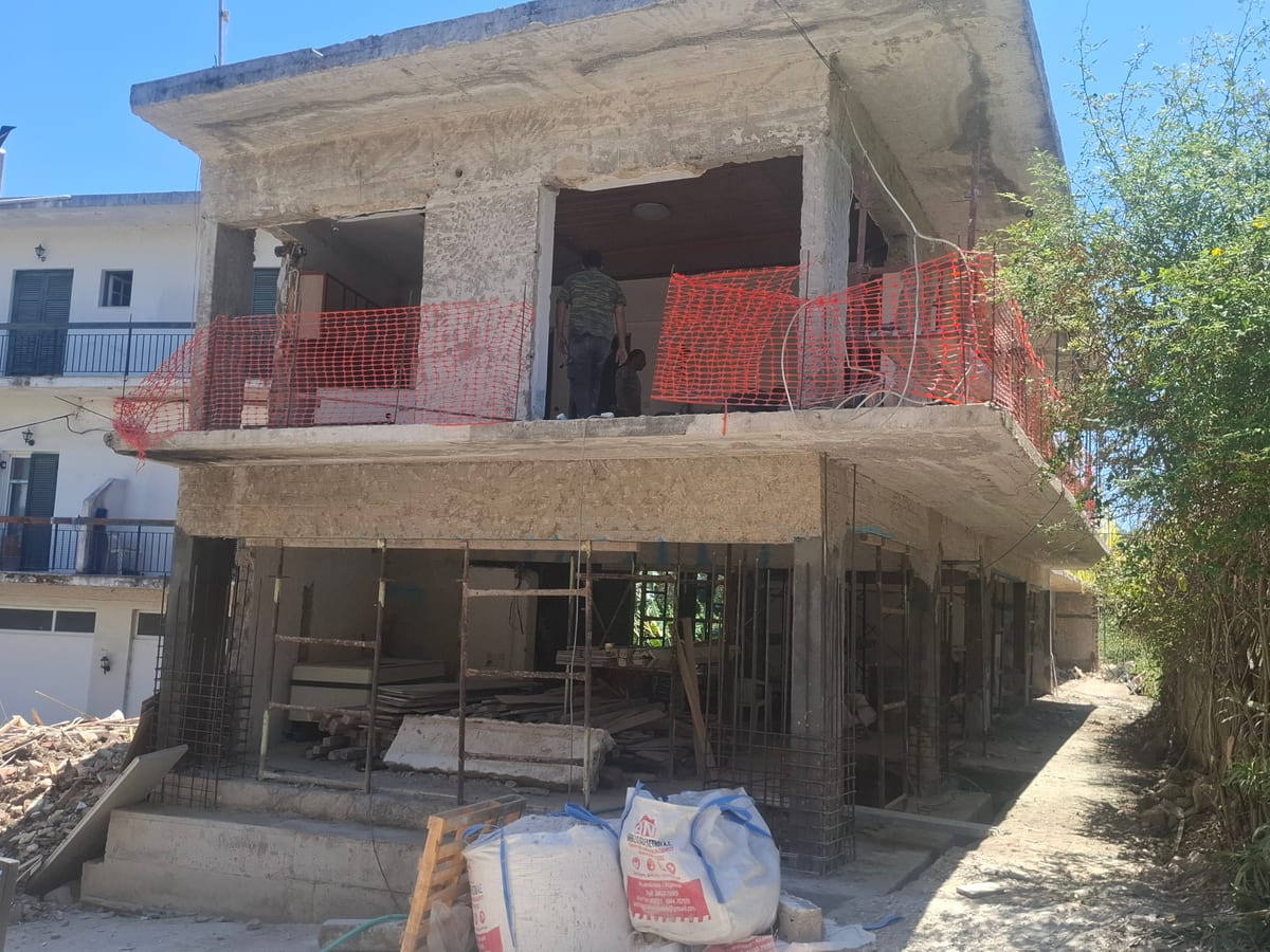 Στατική ενίσχυση και ανακαίνιση κατοικίας — εργοτάξιο